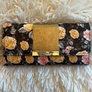 Tahari wallet